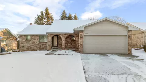 39103 Lapham Dr, Livonia, MI 48154