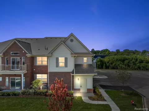 8274 Heywood Cir, Sterling Heights, MI 48312