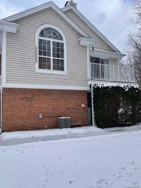 52090 Heatherstone Ave, Macomb, MI 48042