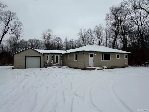 1205 N Hospital Rd, Waterford, MI 48327
