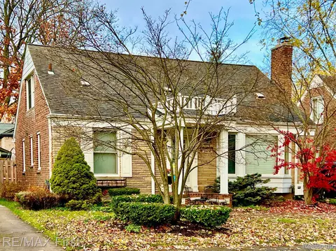 10134 Nadine Ave, Huntington Woods, MI 48070