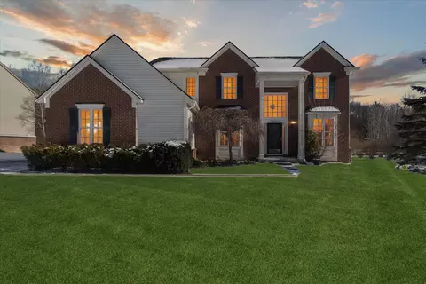 9456 Maple Ln, Springfield, MI 48348