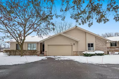 1905 Country Ln, Orion, MI 48360