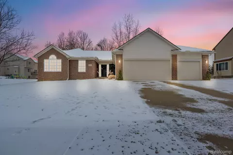9582 Shelby Dr, White Lake, MI 48386