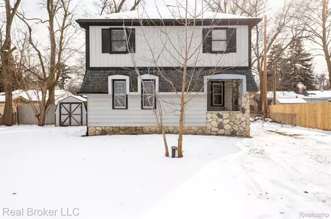 9201 Hutchins St, White Lake, MI 48386