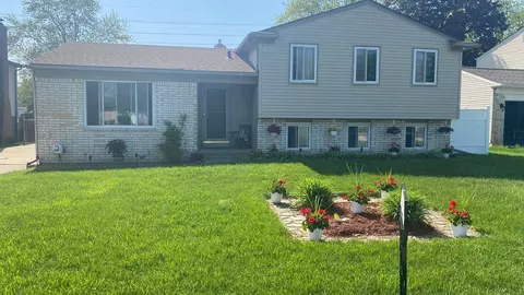 43339 Cambridge Dr, Sterling Heights, MI 48313