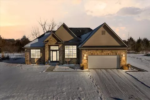 26907 Celtic Dr, Flat Rock, MI 48134