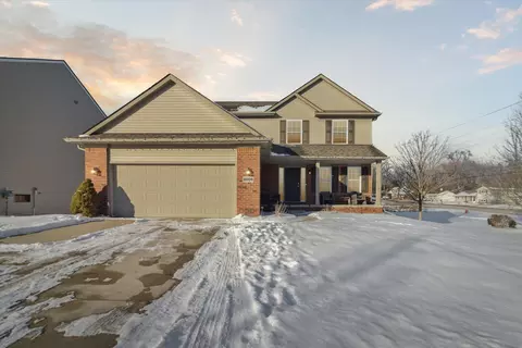 8008 Wildwood Ln, White Lake, MI 48386