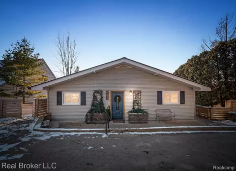 659 Hillwood, White Lake, MI 48383