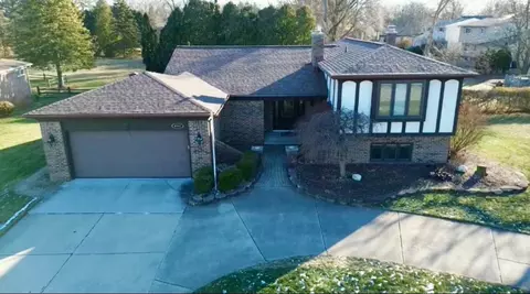 6812 Emerald Shores Dr, Troy, MI 48085