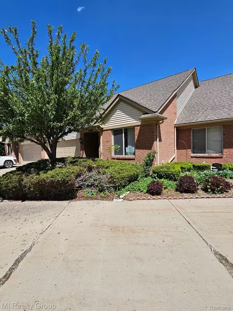 7640 Amanda Cir, Washington, MI 48094