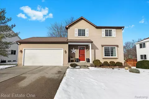 909 Alpine Crt Ct, Brighton, MI 48116
