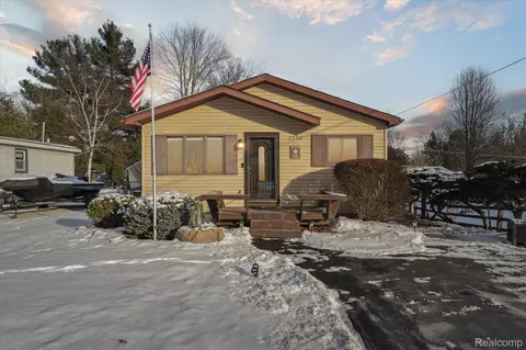 2110 Birch St, Hartland, MI 48353