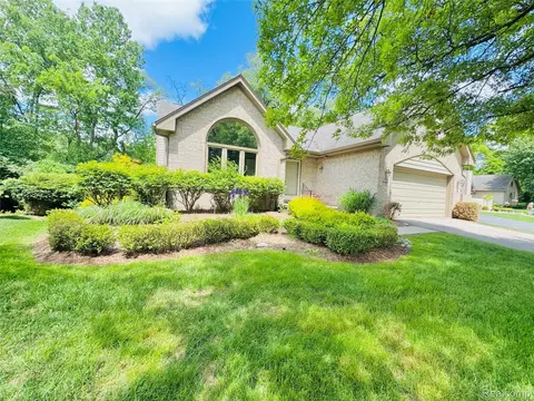 6830 Heron Pt UNIT 8, West Bloomfield, MI 48323
