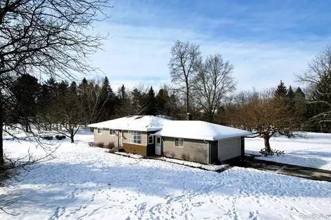 4852 Meadowbrook Ln, Orion, MI 48359