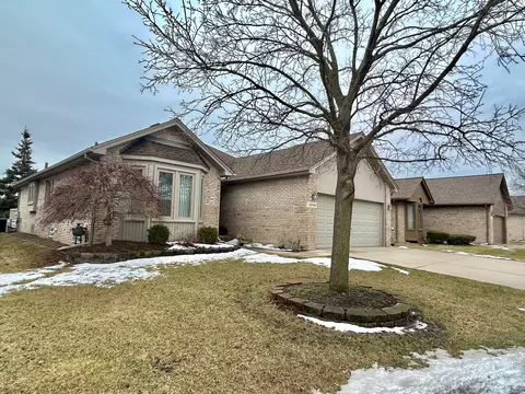 43441 Pointe Dr, Clinton Township, MI 48038