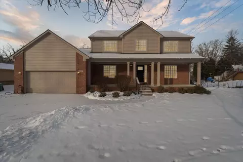 3930 Clubview Ave E, West Bloomfield, MI 48324