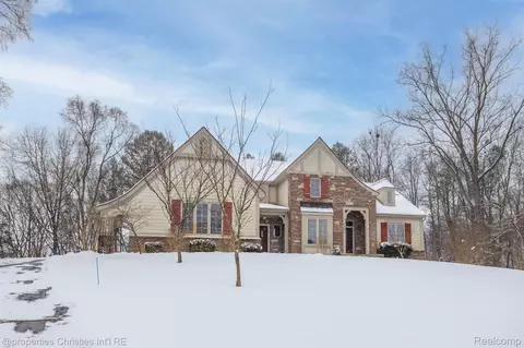 1101 Pine Ridge Rd, Milford, MI 48380