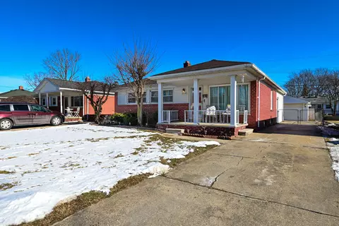 29649 Red Cedar Dr, Flat Rock, MI 48134