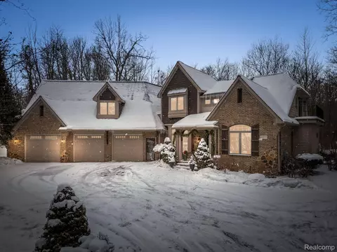 9957 Kingston Rdg, Springfield, MI 48348