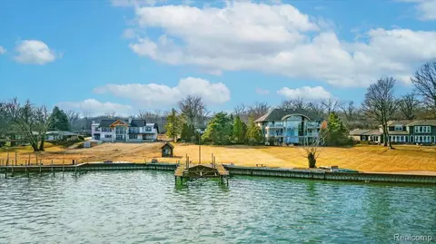 26705 E River Rd, Grosse Ile, MI 48138