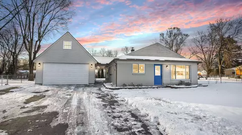 4933 Rioview Dr, Independence, MI 48346