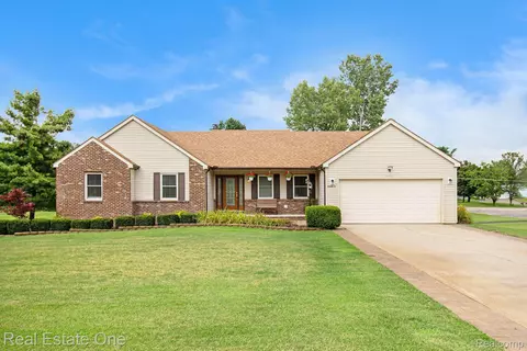 10811 Blue Heron Dr, Green Oak, MI 48178