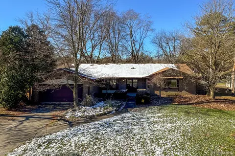 6716 Vachon Dr, Bloomfield Hills, MI 48301
