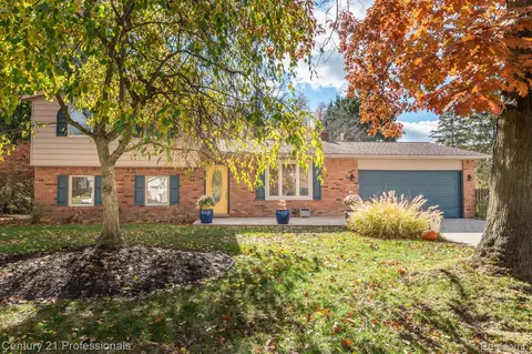 9117 Sussex St, White Lake, MI 48386