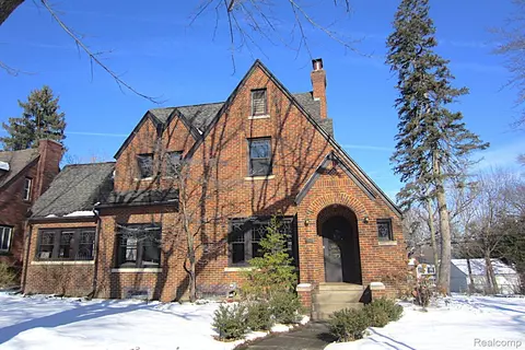 82 Illinois Ave, Pontiac, MI 48341