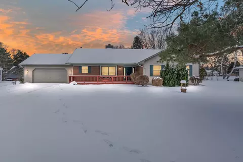 127 W Maumee Trl, Orion, MI 48362