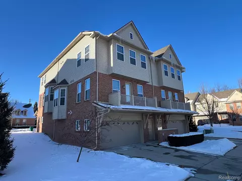 56751 Sunset Dr, Shelby Township, MI 48316