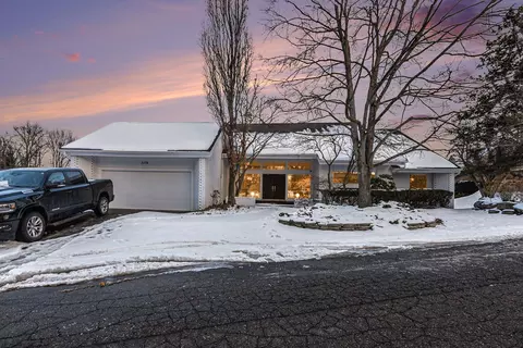 3179 Montmarte Cir, West Bloomfield, MI 48323