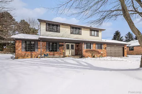 331 Melinda Cir, White Lake, MI 48386