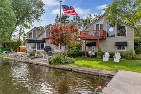 9381 Bonnie Briar St, White Lake, MI 48386
