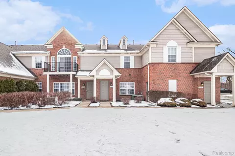 27636 Hidden Oaks Dr, Brownstown, MI 48183
