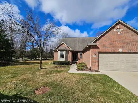 49051 Hidden Woods Ln, Shelby Township, MI 48317