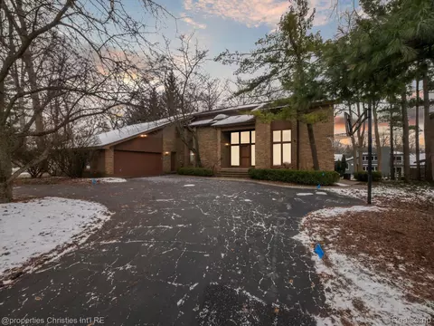 2221 Bloomfield Woods Crt Ct, West Bloomfield, MI 48323