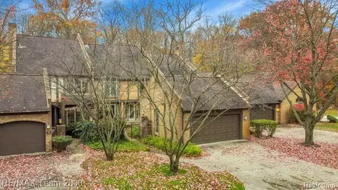 5 Timberlane Crt Ct, Dearborn, MI 48126