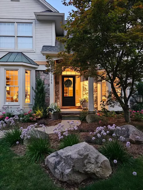 1006 E Pointe Place Blvd N, Rochester, MI 48307