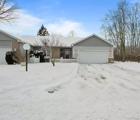 5496 Hickory Cir, Mount Morris, MI 48433
