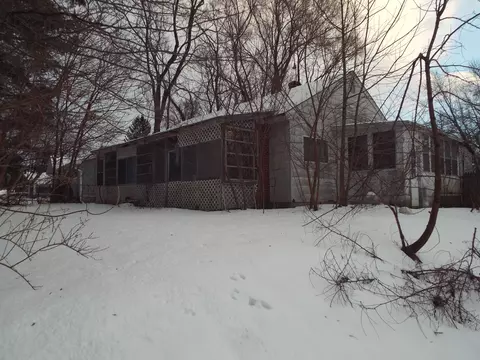 5581 Savoy Dr, Waterford, MI 48327