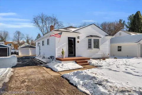 1937 Woodland Ave, Sylvan Lake, MI 48320