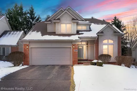 30658 Maplewood Cir, Farmington Hills, MI 48331