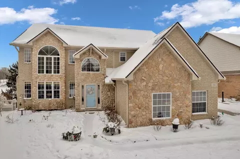 534 Bay Pointe Dr, Oxford, MI 48371