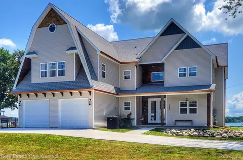 102 Delta Dr, Algonac, MI 48001