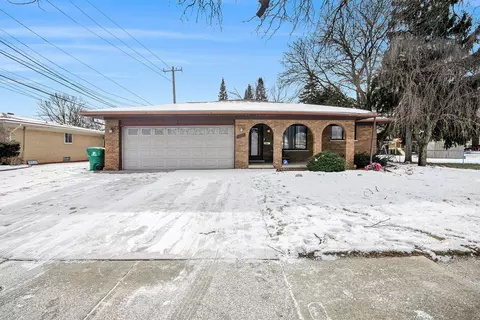 19076 Oak Ave, Eastpointe, MI 48021