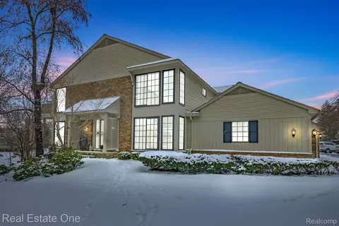 7227 Creeks Bend Dr, West Bloomfield, MI 48322