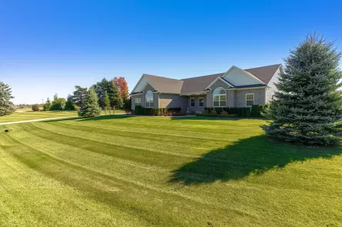 4276 Taggett Lake Dr, Highland, MI 48357