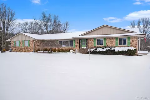 5203 Sunlyn St, Grand Blanc, MI 48439